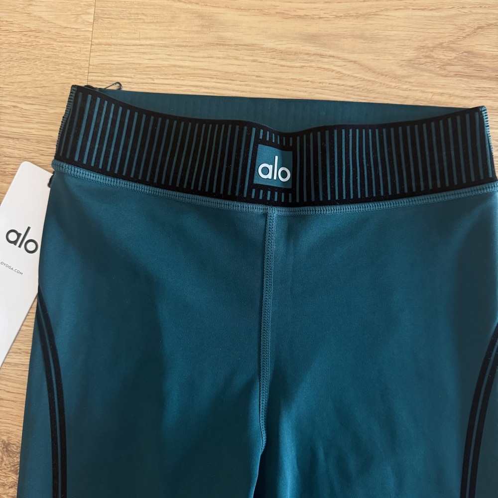 Alo Yoga Airlift 7/8 Line Up Legging in Midnight Green size XS- worn once
